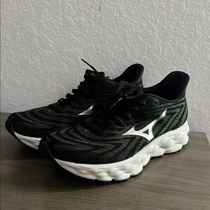 Mizuno Black and White Running Shoes
